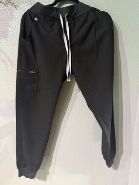 Figs Black Track Joggers with Contrast Drawcord Womens. M. Black. Zamora